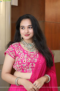 Bhuvaneshwari Poses with Designer Jewellery