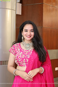 Bhuvaneshwari Poses with Designer Jewellery