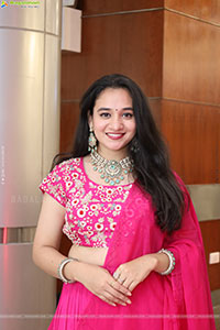 Bhuvaneshwari Poses with Designer Jewellery