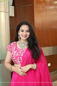 Bhuvaneshwari Poses with Designer Jewellery