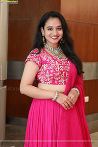 Bhuvaneshwari Poses with Designer Jewellery