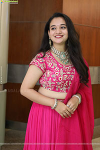 Bhuvaneshwari Poses with Designer Jewellery