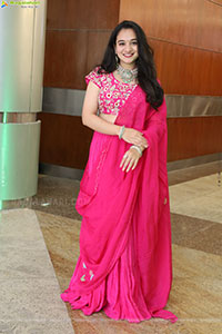 Bhuvaneshwari Poses with Designer Jewellery