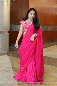 Bhuvaneshwari Poses with Designer Jewellery