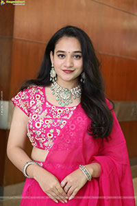 Bhuvaneshwari Poses with Designer Jewellery