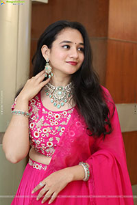 Bhuvaneshwari Poses with Designer Jewellery