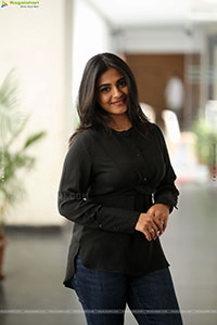 Nayan Sarika at Vishnu Vinyasam Success Meet, HD Gallery 