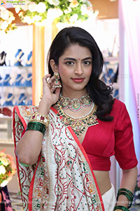 Prachi Thaker Poses with Traditional Jewellery