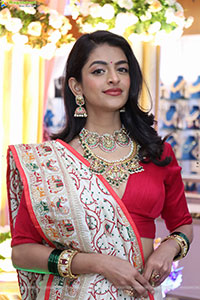 Prachi Thaker Poses with Traditional Jewellery
