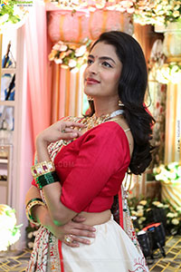 Prachi Thaker Poses with Traditional Jewellery