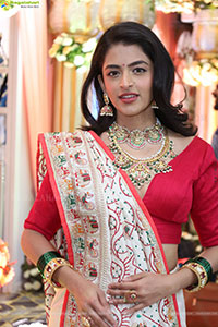 Prachi Thaker Poses with Traditional Jewellery