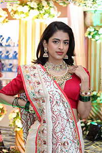 Prachi Thaker Poses with Traditional Jewellery