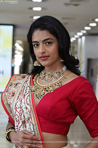 Prachi Thaker Poses with Traditional Jewellery