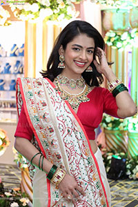 Prachi Thaker Poses with Traditional Jewellery