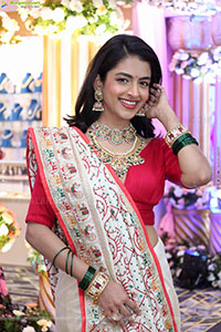 Prachi Thaker Poses with Traditional Jewellery