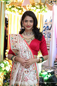 Prachi Thaker Poses with Traditional Jewellery