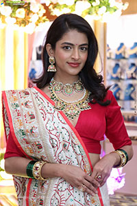Prachi Thaker Poses with Traditional Jewellery