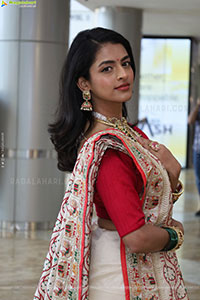 Prachi Thaker Poses with Traditional Jewellery