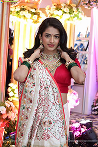 Prachi Thaker Poses with Traditional Jewellery