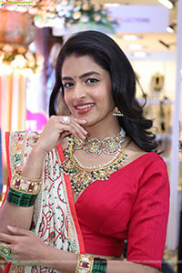 Prachi Thaker Poses with Traditional Jewellery
