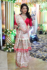 Prachi Thaker Poses with Traditional Jewellery