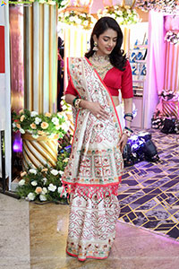 Prachi Thaker Poses with Traditional Jewellery