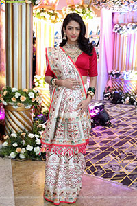 Prachi Thaker Poses with Traditional Jewellery