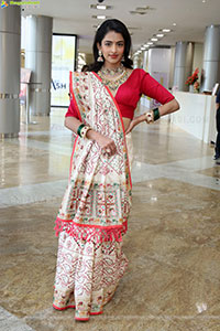 Prachi Thaker Poses with Traditional Jewellery