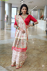 Prachi Thaker Poses with Traditional Jewellery