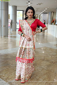 Prachi Thaker Poses with Traditional Jewellery