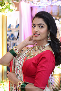 Prachi Thaker Poses with Traditional Jewellery