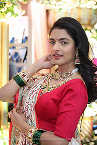 Prachi Thaker Poses with Traditional Jewellery