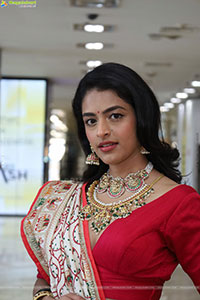 Prachi Thaker Poses with Traditional Jewellery