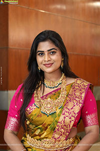 Siri Papa Poses with Traditional Jewellery, HD Gallery