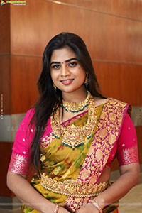 Siri Papa Poses with Traditional Jewellery, HD Gallery