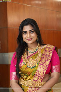 Siri Papa Poses with Traditional Jewellery, HD Gallery