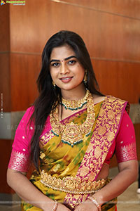 Siri Papa Poses with Traditional Jewellery, HD Gallery