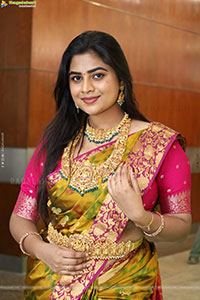 Siri Papa Poses with Traditional Jewellery, HD Gallery