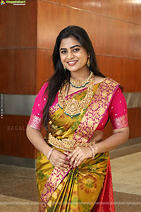 Siri Papa Poses with Traditional Jewellery, HD Gallery