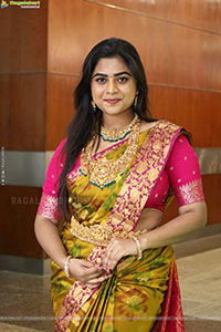 Siri Papa Poses with Traditional Jewellery, HD Gallery