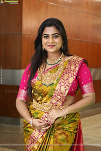Siri Papa Poses with Traditional Jewellery, HD Gallery