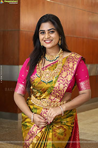 Siri Papa Poses with Traditional Jewellery, HD Gallery