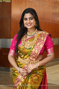 Siri Papa Poses with Traditional Jewellery, HD Gallery