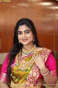 Siri Papa Poses with Traditional Jewellery, HD Gallery