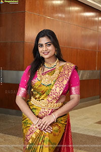 Siri Papa Poses with Traditional Jewellery, HD Gallery