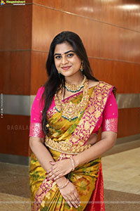 Siri Papa Poses with Traditional Jewellery, HD Gallery