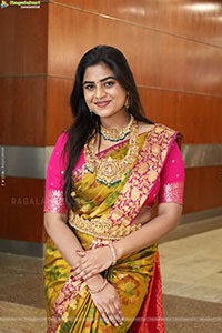 Siri Papa Poses with Traditional Jewellery, HD Gallery