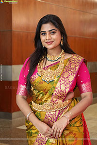 Siri Papa Poses with Traditional Jewellery, HD Gallery
