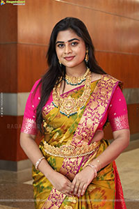 Siri Papa Poses with Traditional Jewellery, HD Gallery