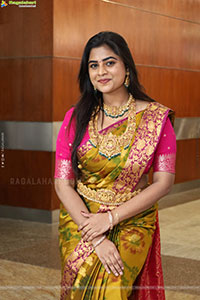 Siri Papa Poses with Traditional Jewellery, HD Gallery